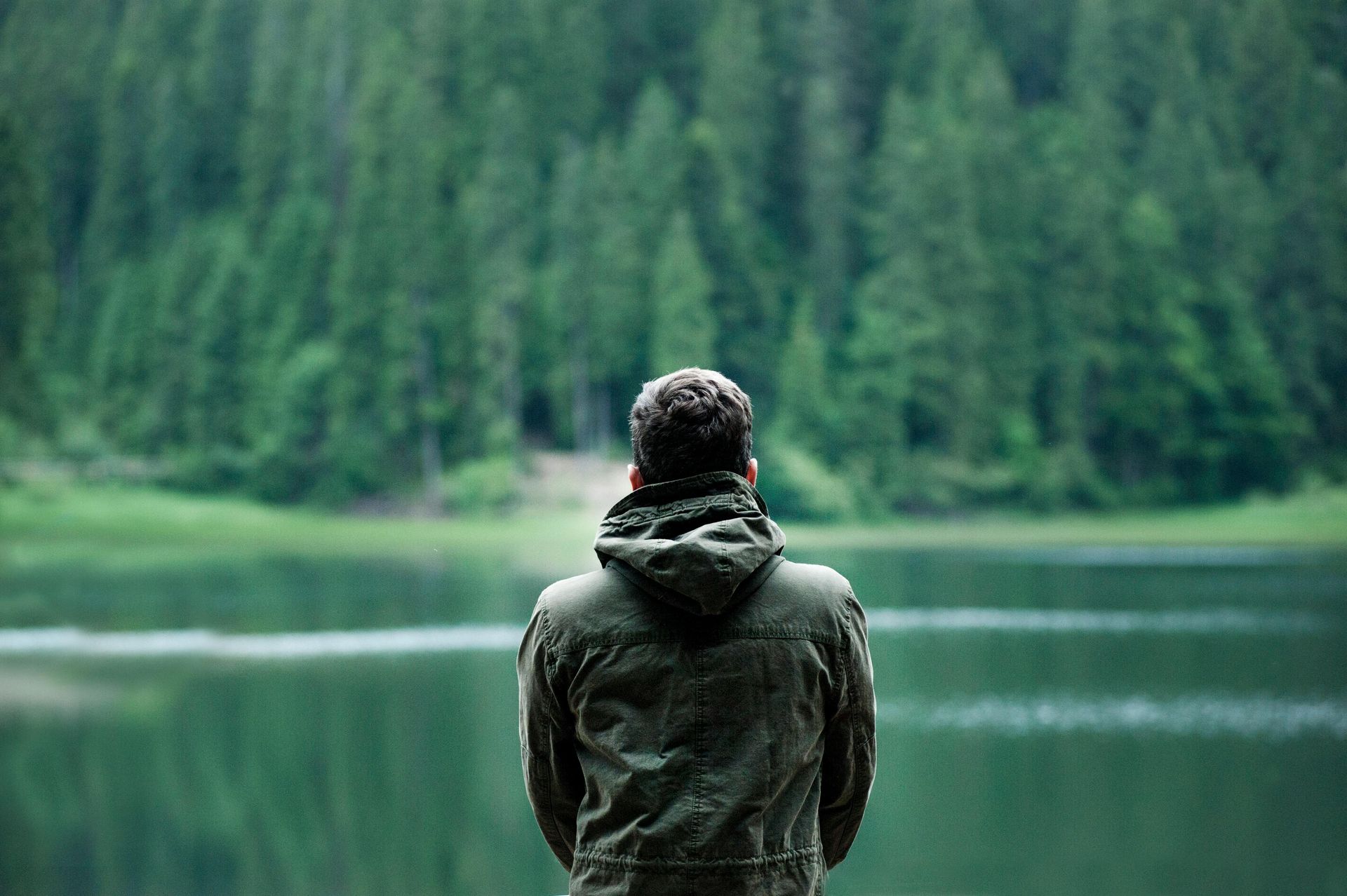 A man enjoying the outdoors after identifying his food and environmental triggers
